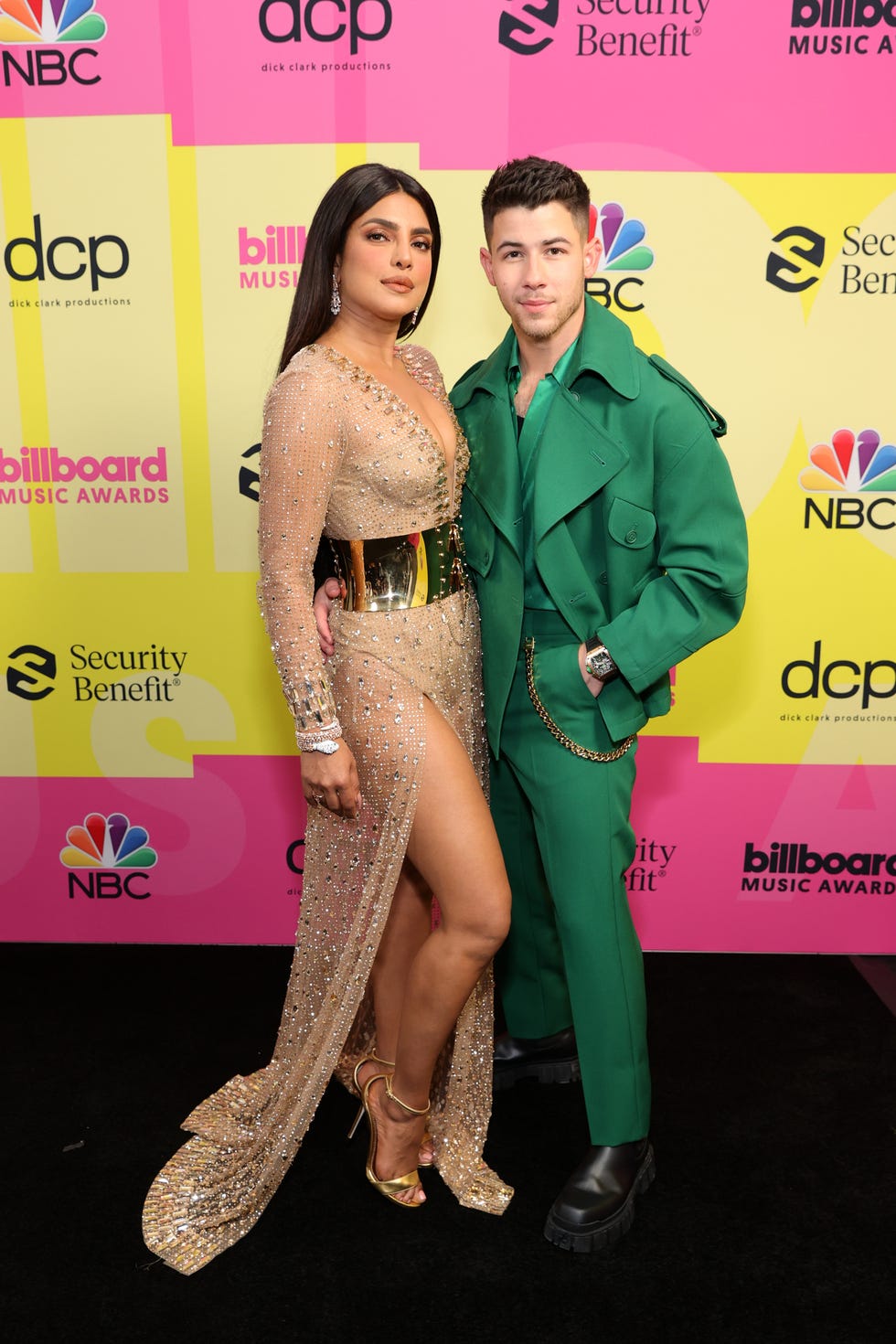 Priyanka Chopra Bf Full Hd - Priyanka Chopra and Nick Jonas Show PDA at Billboard Music Awards in 2021