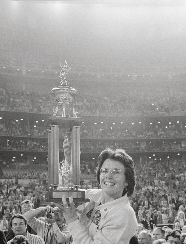 billie jean king holding trophy