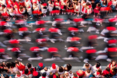 Elk jaar in juni wordt in het Spaanse stadje Irun in Spanje de feestdag San Marcial gevierd Tijdens dit feest wordt de overwinning van de inwoners van Irun op hun Franse buren in 1522 herdacht Het is een levendig feest dat je met al je zintuigen zult beleven de geur van buskruit in de stad de kleurrijke kleding uit die tijd de muziek van dwarsfluiten en trommels en het applaus van de mensen wanneer de soldaten voorbijmarcheren Deze foto is vanaf een balkon genomen