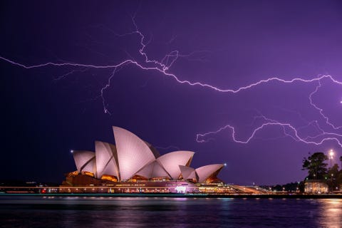 Tijdens het onweer waagde ik mij in de stad in de hoop een blikseminslag te kunnen fotograferen Na twee uur wachten won ik de jackpot