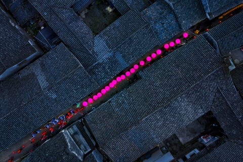 Een parade in een eeuwenoude Chinese plaats