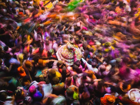 Het Holifeest in India is ongekend Het is een groot feest dat de sociale klassen overstijgt Een week lang vinden er festiviteiten plaats We hebben twee uur in de rij voor de Banke Biharitempel in Vrindavan gestaan om Phoolon wali Holi mee te maken Tijdens deze twintig minuten durende chaos stromen duizenden mensen de tempel in waar ze worden bedolven onder gekleurd poeder en bloemen De druk van de menigte was zo groot dat mijn telefoon brak toen ik tegen een richel werd gedrukt