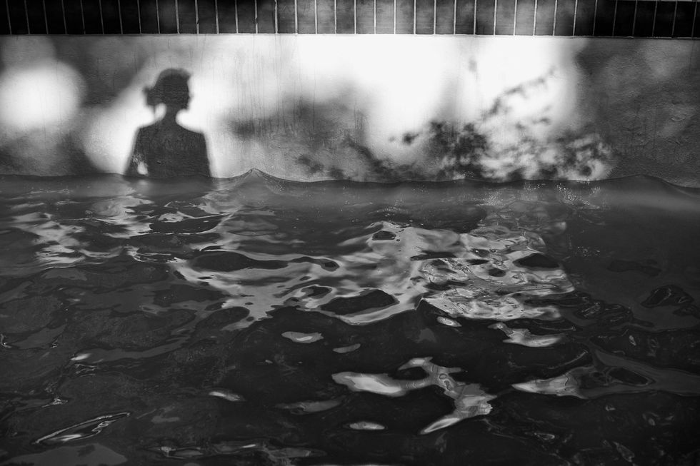 Terwijl het zwembad leegliep vielen mij de prachtige schaduwen op de rand van het bassin op en moest ik mezelf gewoon in het beeld plaatsen Foto Tytia Habing National Geographic Your Shot