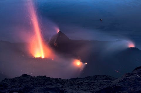 Uitbarsting op Stromboli na zonsondergang Stromboli maakt deel uit van de Eolische Eilanden De Eolische archipel kent twee actieve vulkanen Vulcano en Stromboli De Stromboli is continu actief geweest in de afgelopen twintigduizend jaar De oude Grieken noemden de vulkaan de vuurtoren van de Middellandse Zee