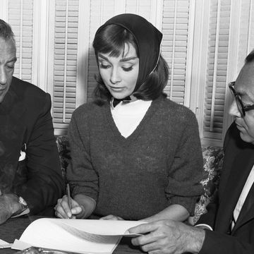 Audrey Hepburn an Gary Cooper Signing Contract