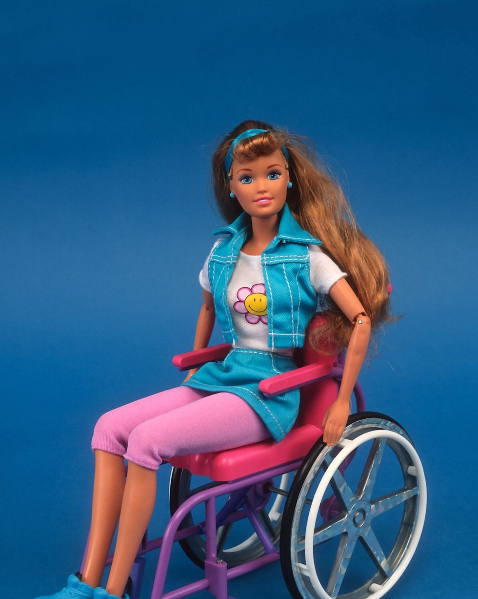 《﻿barbie芭比》電影你不知道的5個冷知識！芭比娃娃也有扁平足，瑪格羅比預告泳衣在致敬「她」