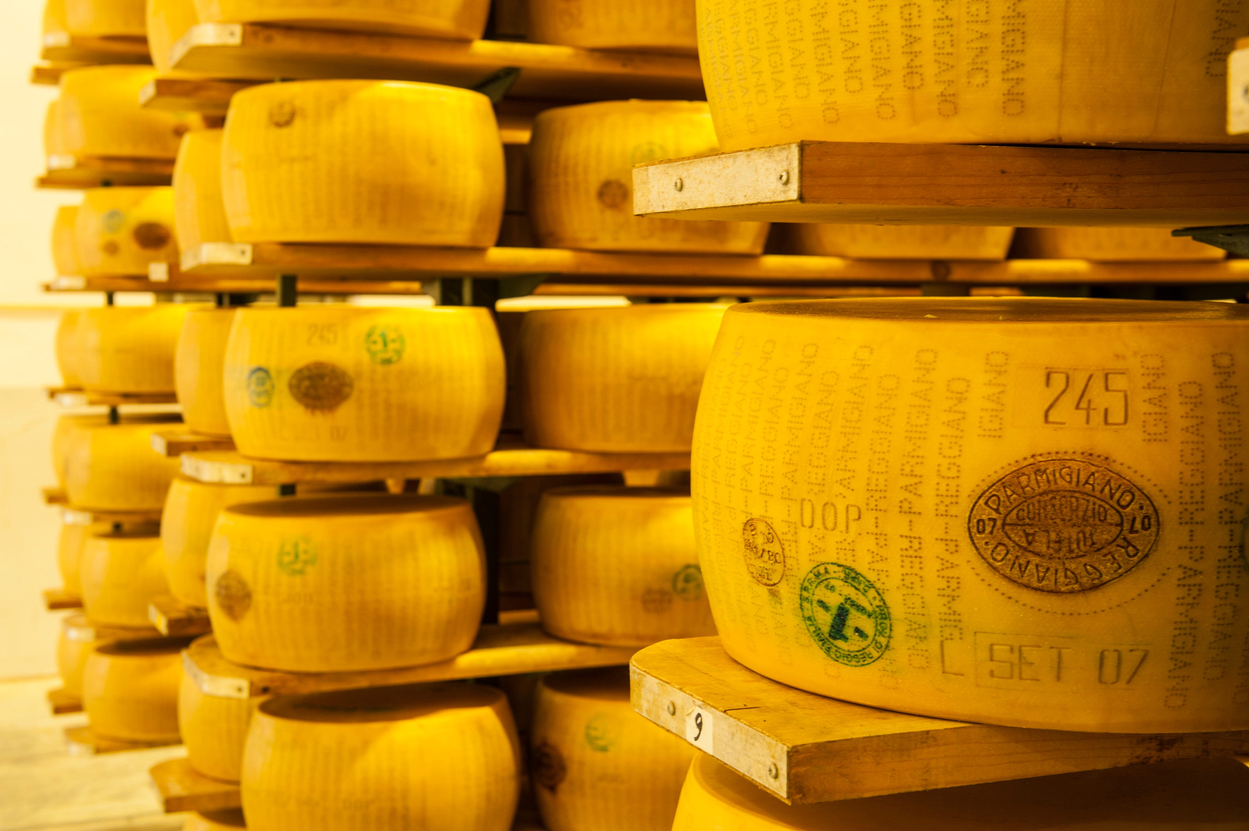 How To Spot The Difference Between Parmigiano Reggiano And Parmesan 