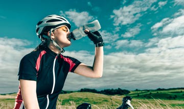 ciclista bebiendo agua