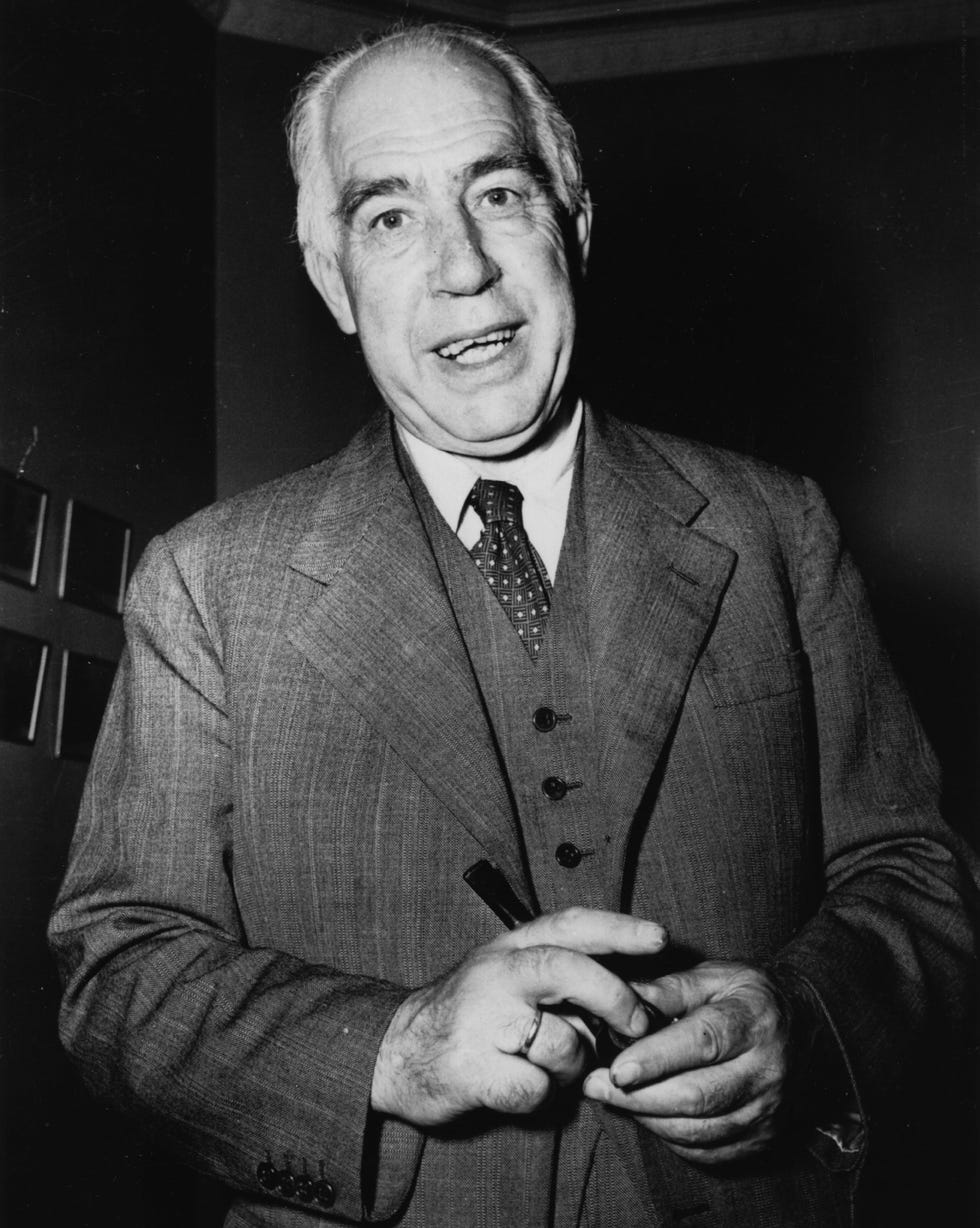 niels bohr sonriendo mientras viste un traje para una fotografía