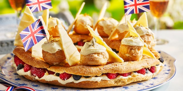 profiterole berry choux crown