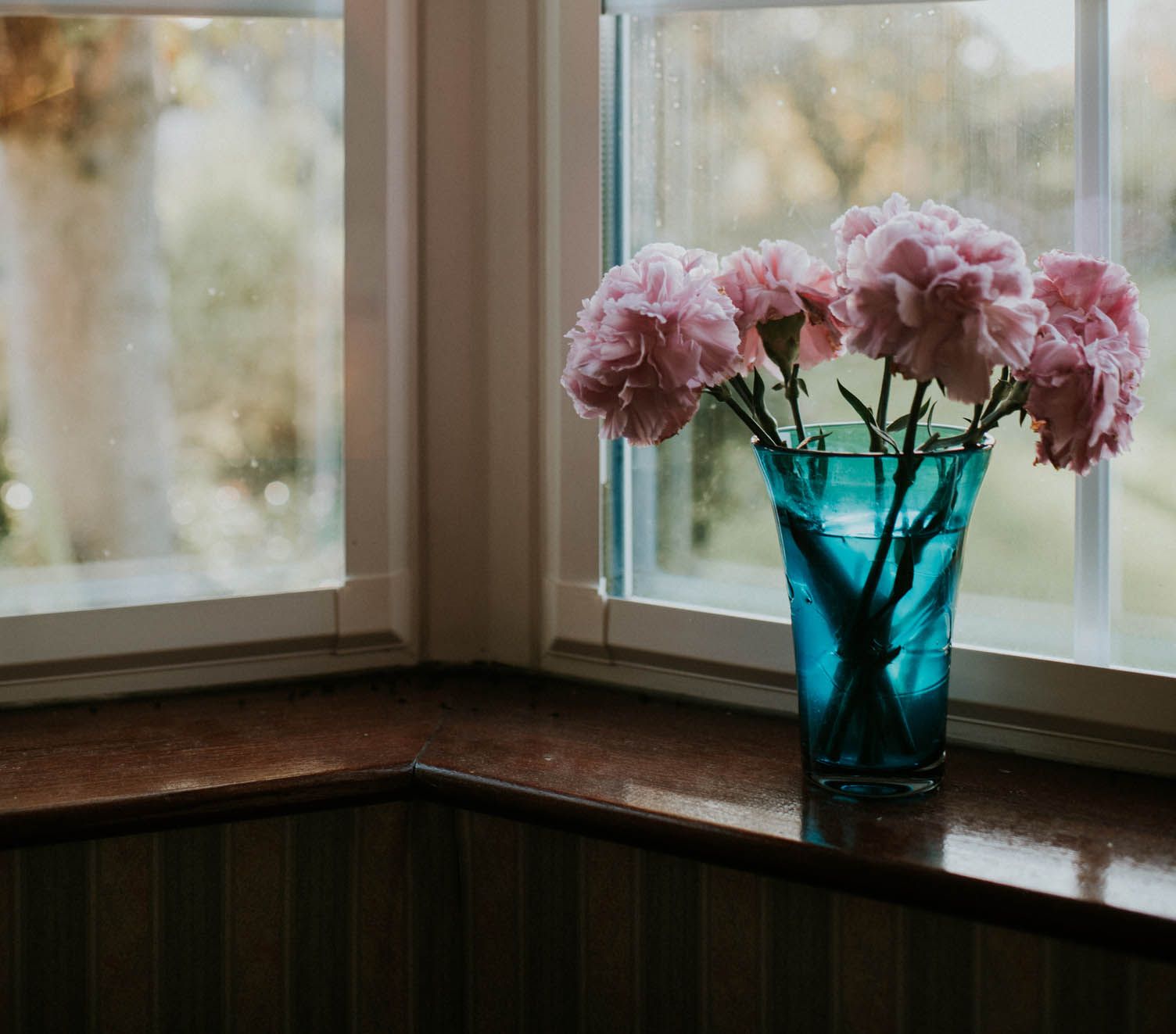 Flower, Pink, Vase, Artificial flower, Cut flowers, Plant, Room, Flowerpot, Window, Bouquet, 