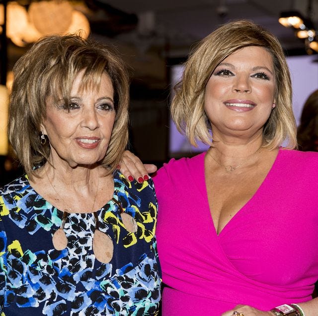 maria teresa campos y terelu campos posando sonriendo y abrazadas