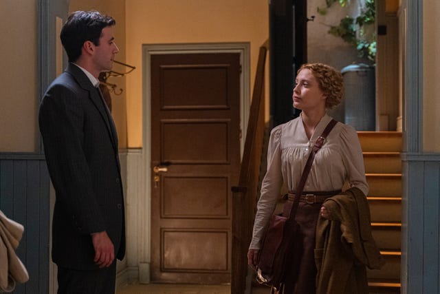 jana encuentra en abel un ayudante para atender a ramona, que continua, gravemente ,enferma en su cabaña, mientras que martina se resigna a su destino