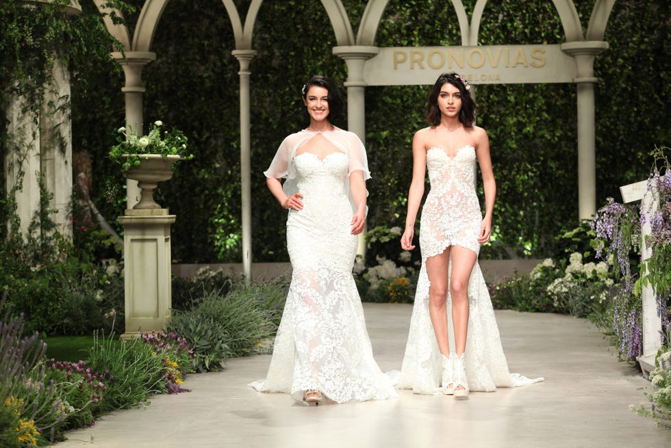 Blanca Padilla y su hija Blanca Romero desfilando para Pronovias.
