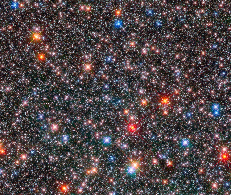 Astronomen bestudeerden tienduizend sterren op Hubbleopnamen om dit samengestelde beeld te maken en meer te weten te komen over de ontwikkeling van de Melkweg Het licht van ons eigen sterrenstelsel is het meest recent geproduceerd en het helderst Dankzij verschillende onderhoudsmissies bleef Hubble in staat om data te verzamelen die door het Space Telescope Science Institute kon worden ontcijferd en ingekleurd om zo verbluffende beelden van het heelal te creren