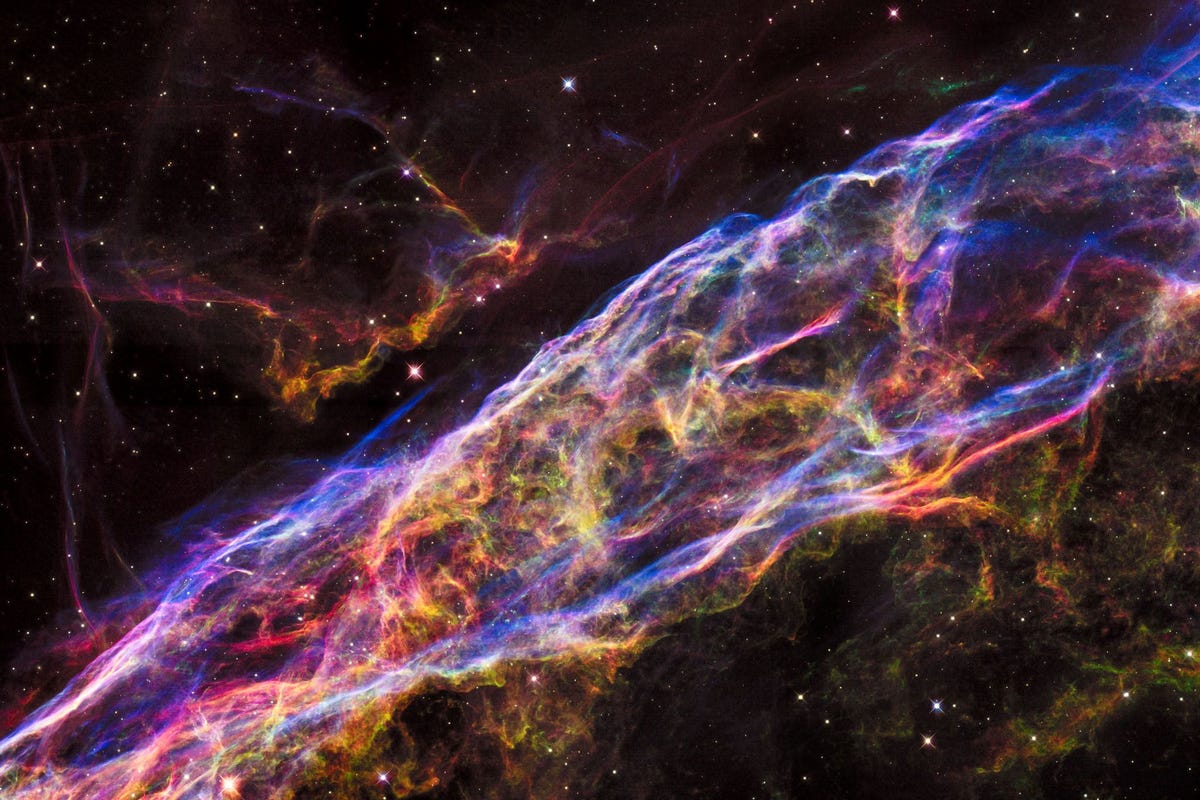 Op dit ingekleurde samengestelde beeld is de Sluiernevel te zien Dit is een overblijfsel van een supernova die enige duizenden jaren geleden ontplofte in het sterrenbeeld Zwaan