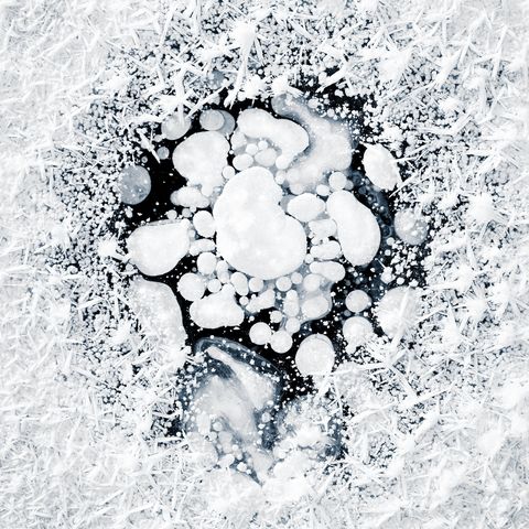 Patronen van bevroren belletjes gas in ijs vastgelegd door Ryota Kajita