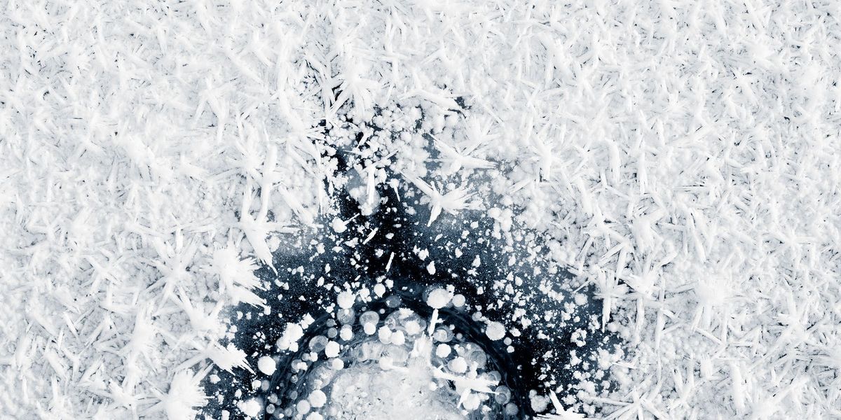 Kajita beschrijft de wetenschap achter de beelden voor zijn project Ice Formations voor de website galleryLifeFramercom Veel van deze patronen bestaan uit bevroren belletjes gas zoals methaan en kooldioxide die door het ijs zijn ingesloten Wanneer water bevriest vormt zich langzaam een laag ijs op het oppervlak waarin de gassen worden gevangen Hierdoor ontstaan unieke geometrische patronen IJs en sneeuwkristallen op het ijs zorgen voor een extra dimensie