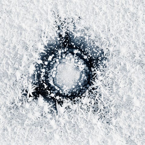 Kajita beschrijft de wetenschap achter de beelden voor zijn project Ice Formations voor de website galleryLifeFramercom Veel van deze patronen bestaan uit bevroren belletjes gas zoals methaan en kooldioxide die door het ijs zijn ingesloten Wanneer water bevriest vormt zich langzaam een laag ijs op het oppervlak waarin de gassen worden gevangen Hierdoor ontstaan unieke geometrische patronen IJs en sneeuwkristallen op het ijs zorgen voor een extra dimensie