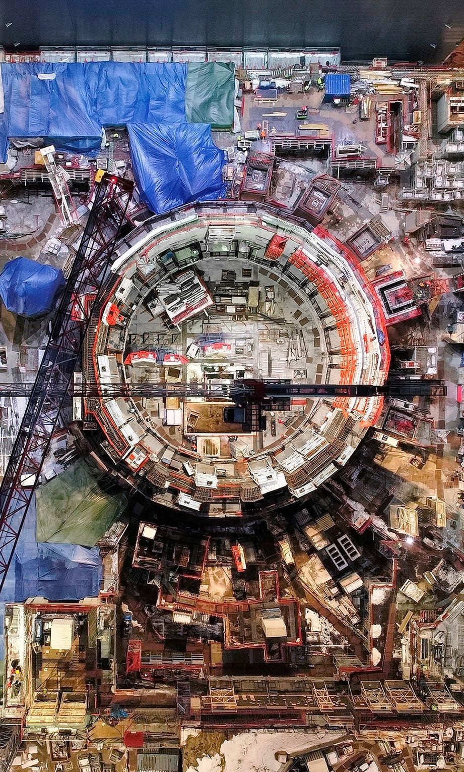 NIEUWE ENERGIE In ZuidFrankrijk wordt door 35 landen gebouwd aan ITER een experimentele kernfusiereactor waarin wordt geprobeerd om energie te winnen door kernfusie  het proces dat de sterren aandrijft en in potentie een onuitputtelijke bron van duurzame energie vormt