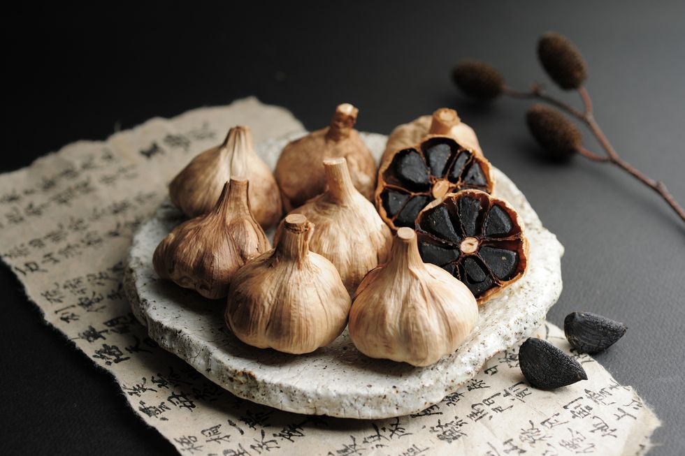 Black garlic bulbes and cloves