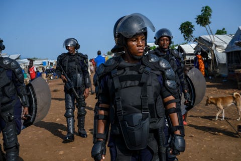 VNhoofdsergeant Josephine Muhawenimana midden overleefde de genocide van 1994 in haar geboorteland Rwanda Eerder werkte ze als politieagent nu bewaakt ze een beschermingskamp voor burgers in ZuidSoedan Ik vind dat ik hetzelfde werk kan doen als een man zegt Muhawenimana