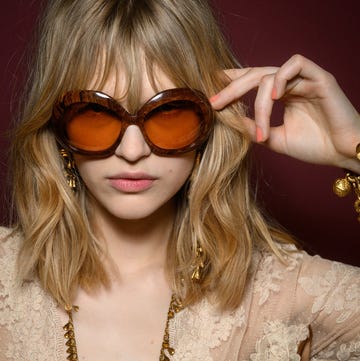 protectores solares antiedad mujer con gafas de sol