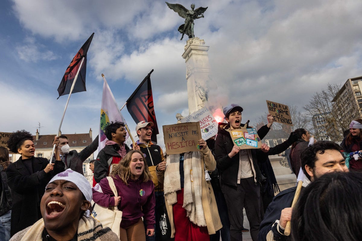 Manifestanti invadono per alcuni minuti la sede di Lvmh a Parigi