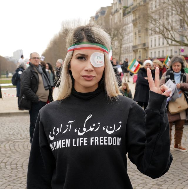 manifestacion en paris en solidaridad con las mujeres iraníes