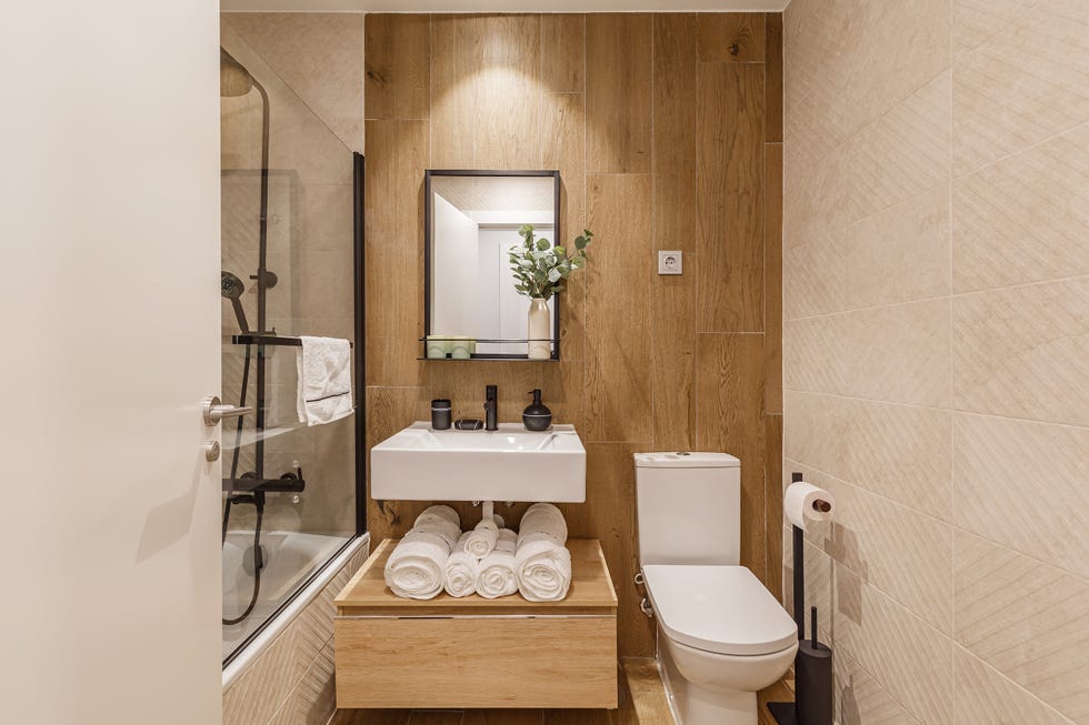 baño con frente cerámico efecto madera