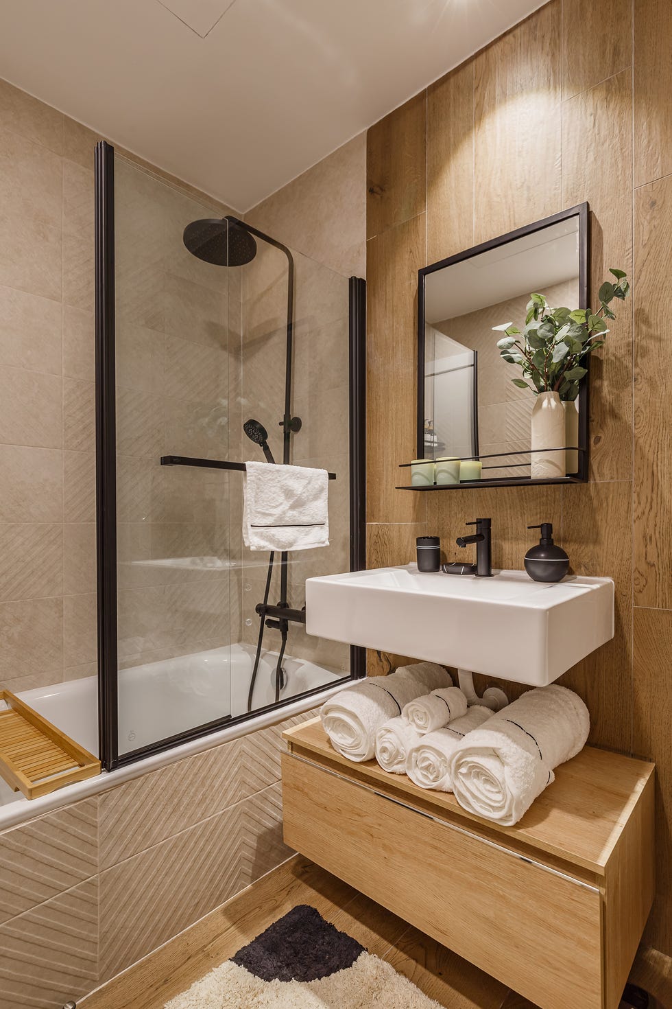 baño con frente cerámico efecto madera