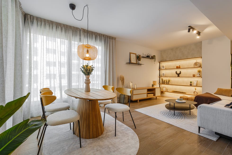 salón comedor con mesa de madera redonda