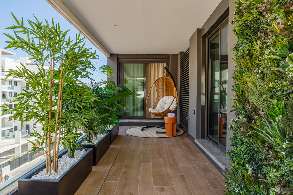 terraza con jardín vertical y columpio