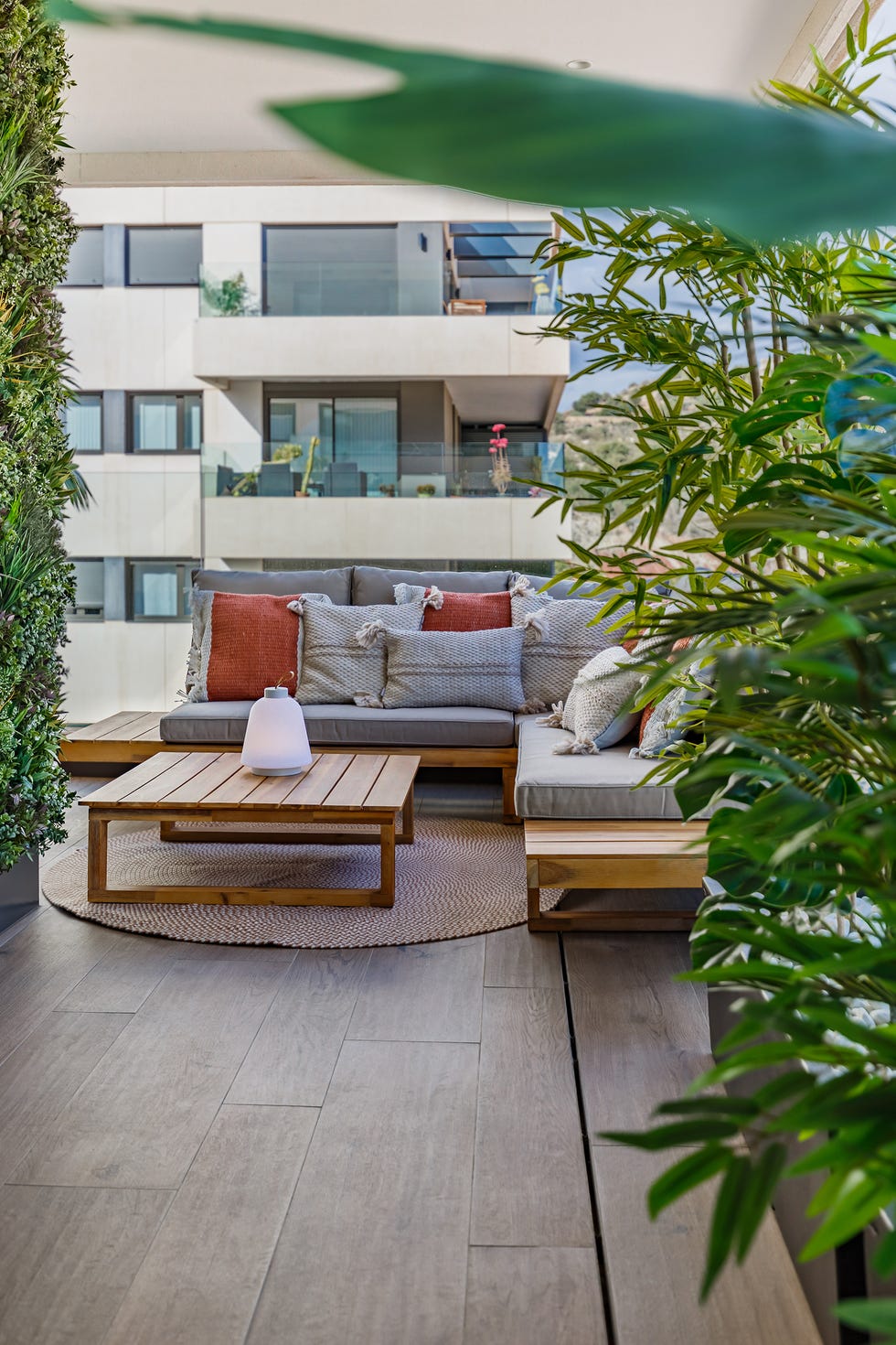 terraza con plantas y sofá esquinero