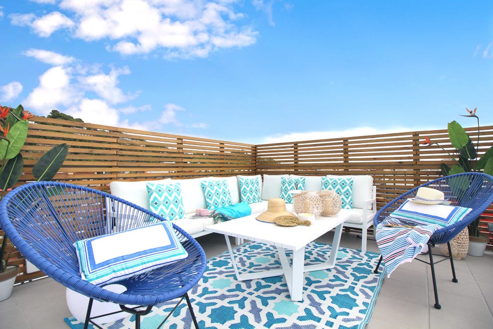 terraza de estilo mediterráneo decorada en tonos azules