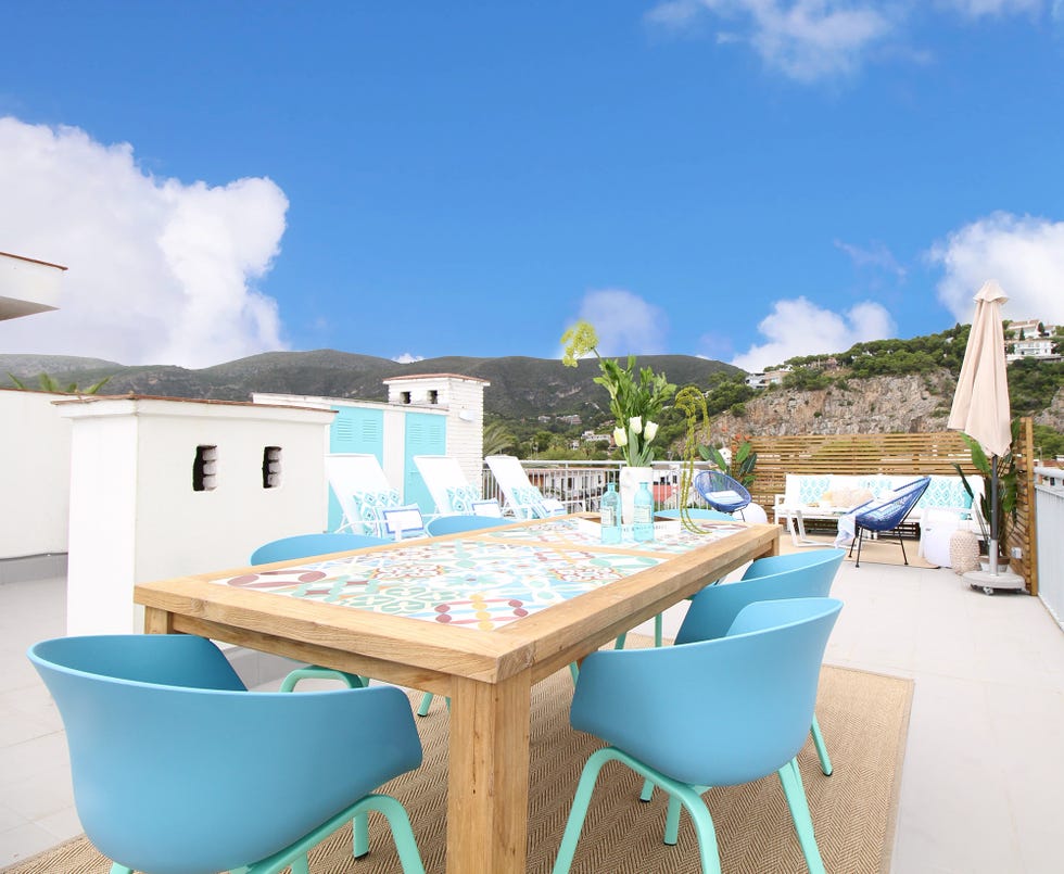 terraza de estilo mediterráneo decorada en tonos azules