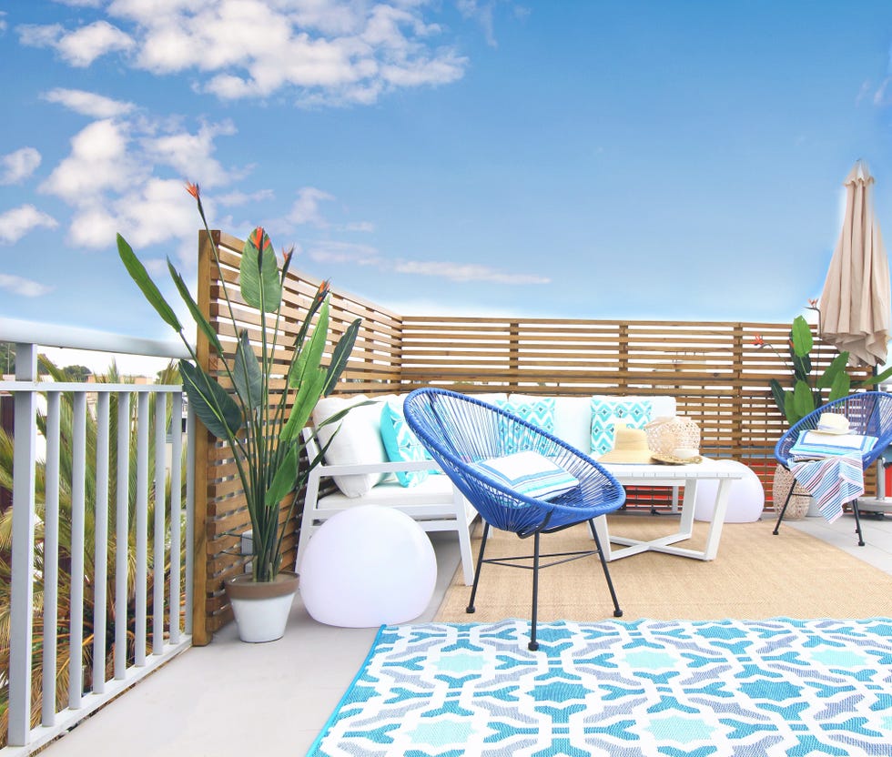 terraza de estilo mediterráneo decorada en tonos azules