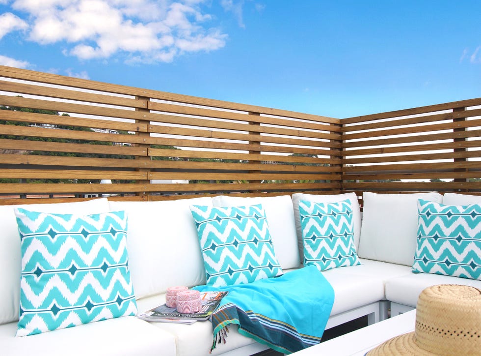terraza de estilo mediterráneo decorada en tonos azules