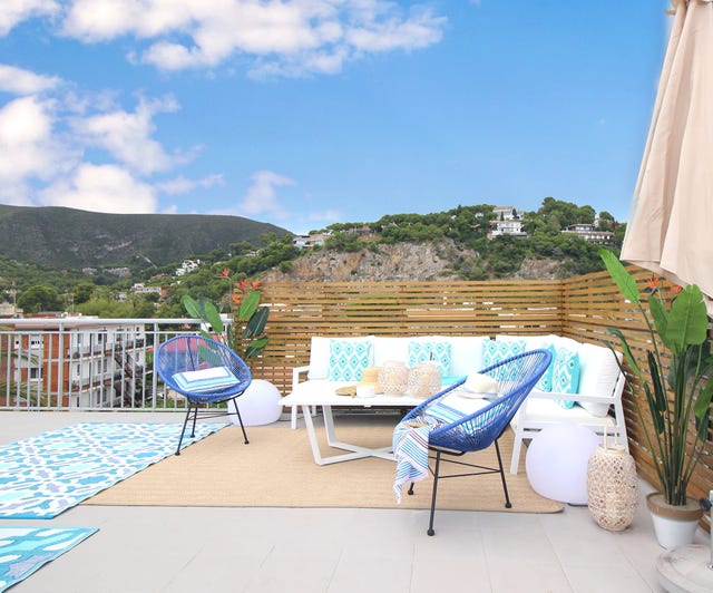 terraza de estilo mediterráneo decorada en tonos azules