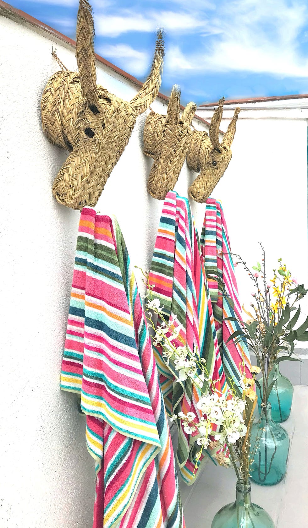 detalles decorativos de fibras y damajuanas