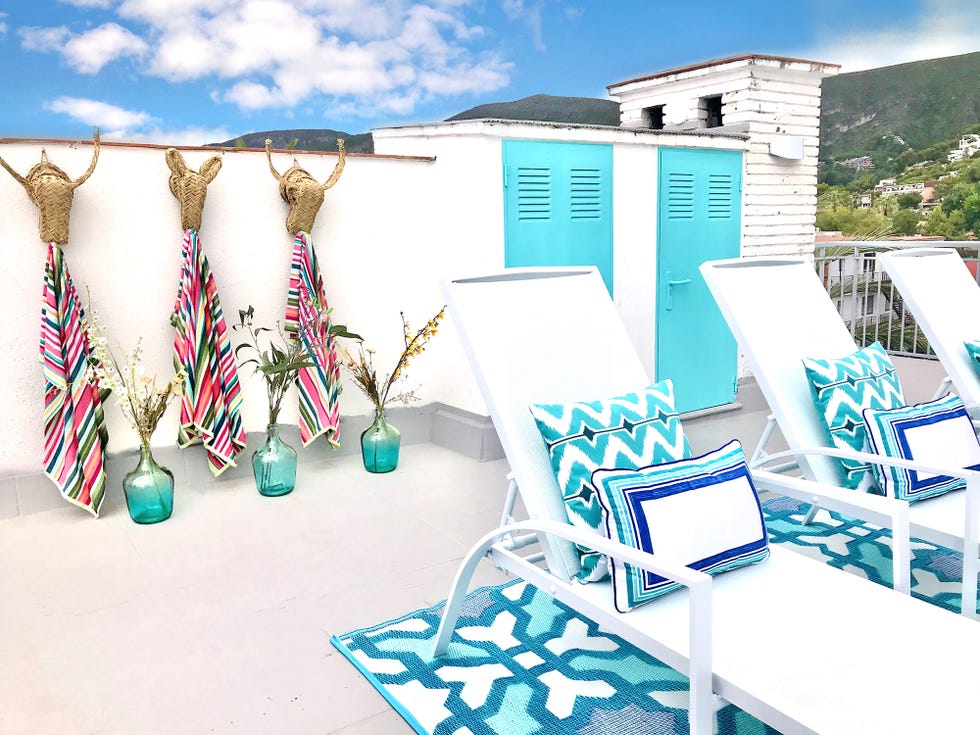 terraza de estilo mediterráneo decorada en tonos azules