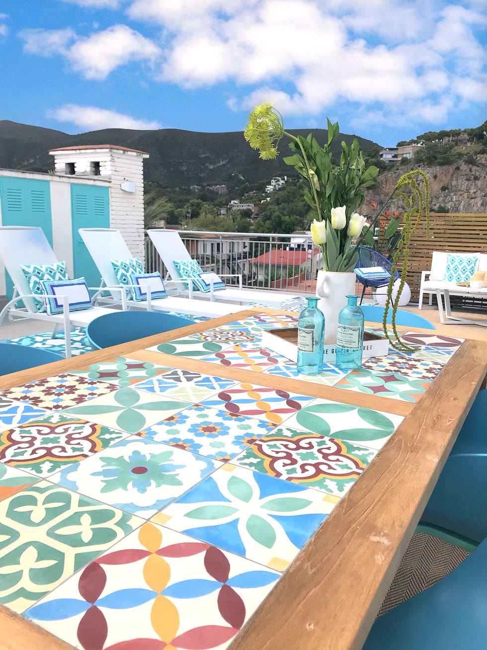 mesa de comedor decorada con baldosas hidráulicas