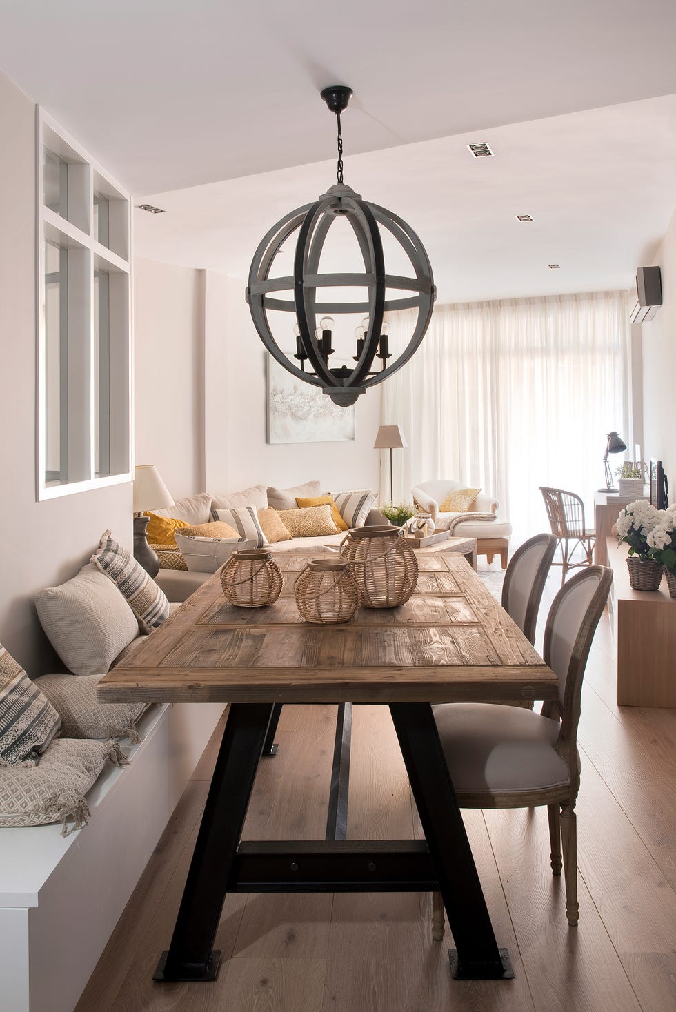mesa de comedor industrial y sillas de estilo francés