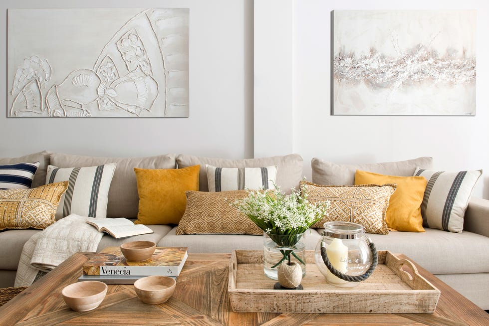 salón clásico decorado en color beige con mesa de centro rústica de madera