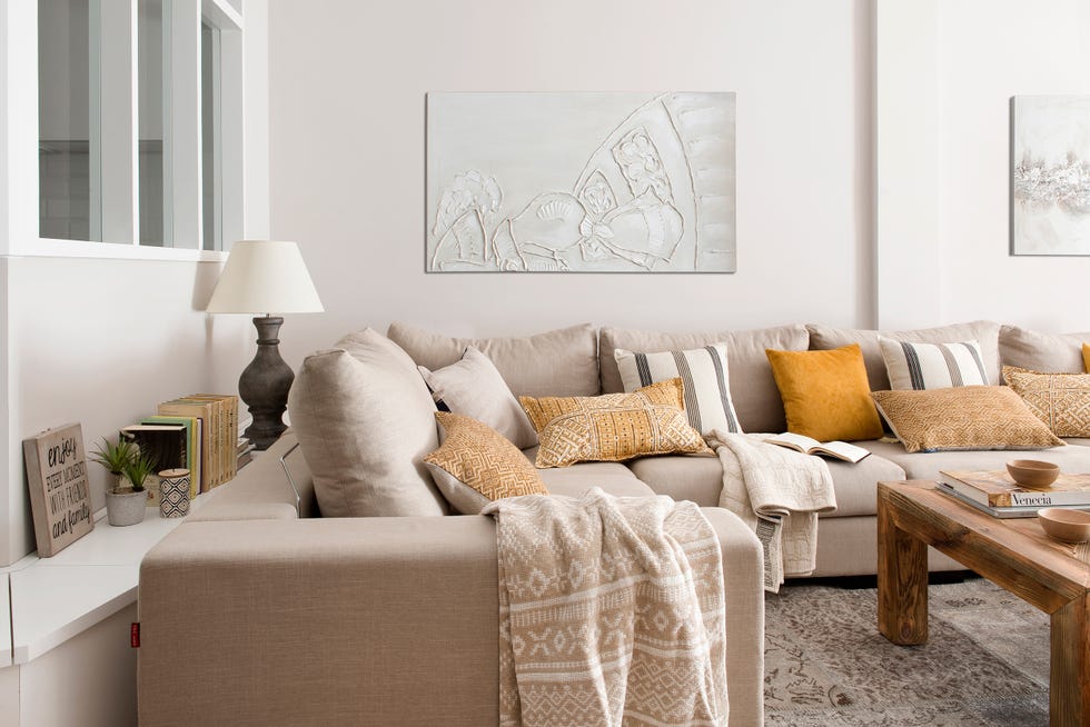 salón clásico decorado en color beige con mesa de centro rústica de madera