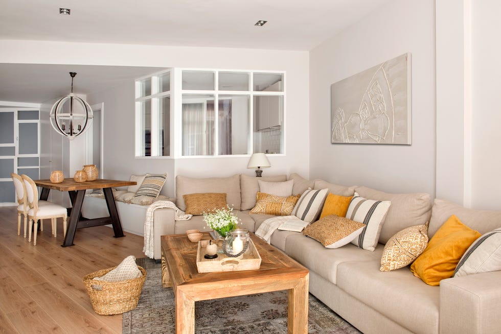salón clásico decorado en color beige con mesa de centro rústica de madera