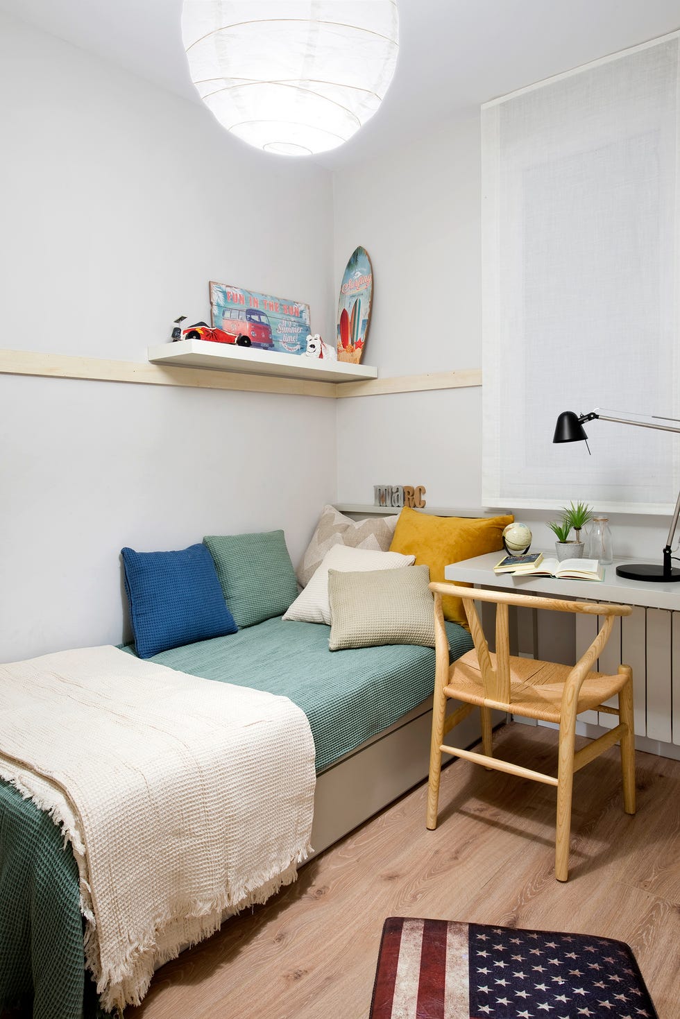 habitación infantil moderna con escritorio