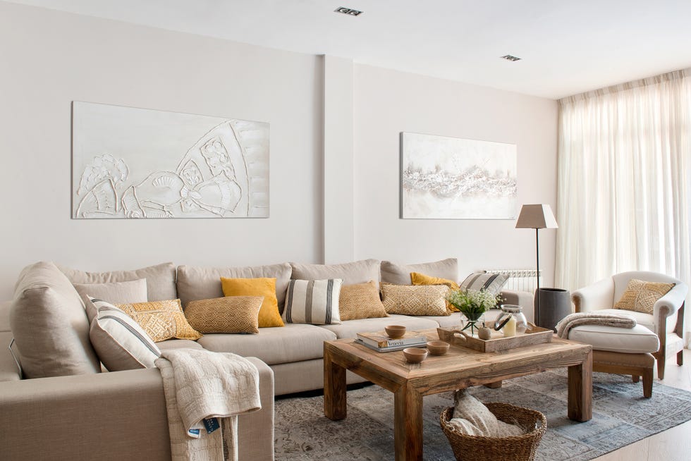 salón clásico decorado en color beige con mesa de centro rústica de madera