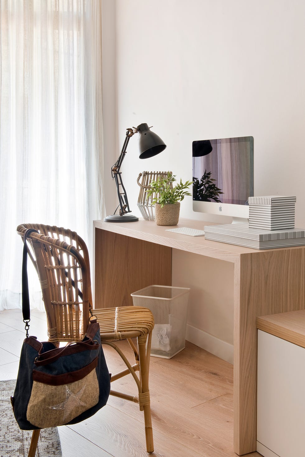 escritorio moderno de madera y silla de fibras