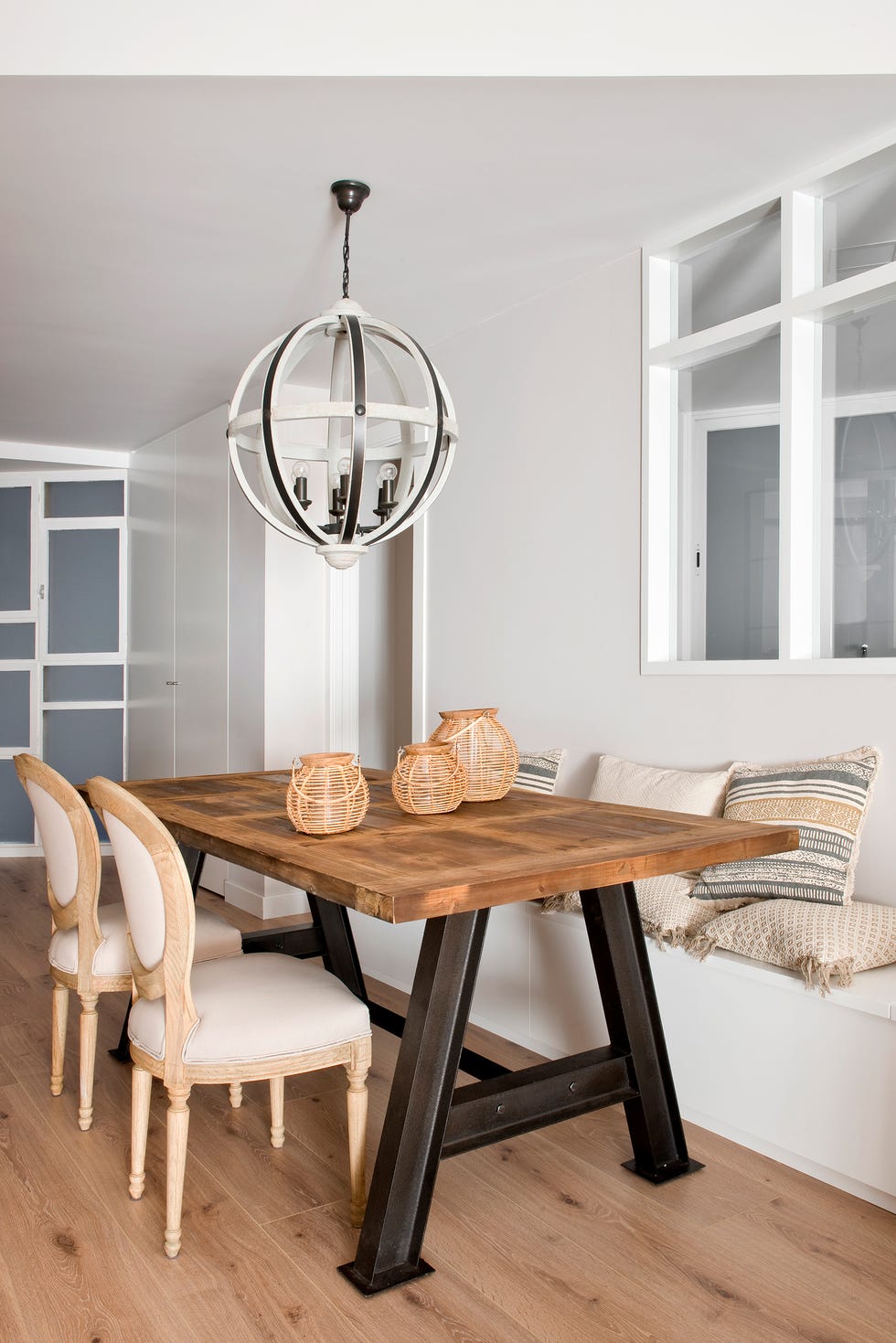 mesa de comedor industrial y sillas de estilo francés